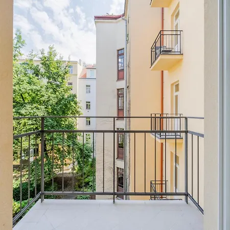 Blueground Holesovice Balcony Nr Vltava Prg-61 براغ
