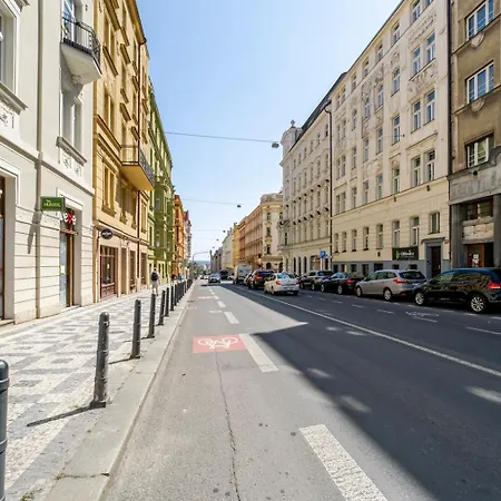 Blueground Holesovice Balcony Nr Vltava Prg-61 شقة